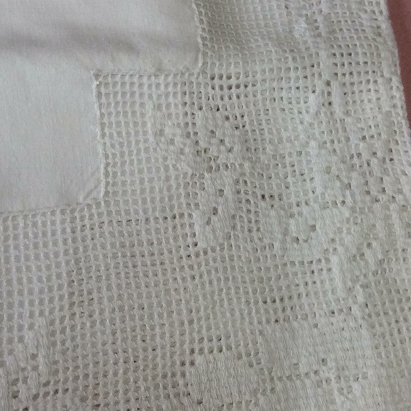 FINAL SALE PRICE Vintage Lace Insert Tablecloth/Topper - Picture 2 of 5
